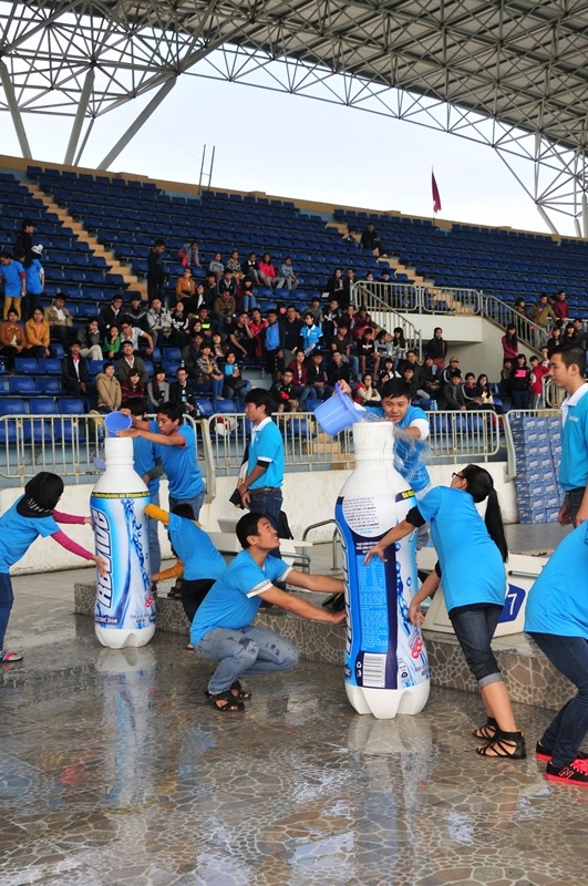 Cùng thời điểm diễn ra chương trình tại TP.HCM, các bạn trẻ Đà Nẵng cũng không kém phần hào hứng với các hoạt động săn lì xì sôi động. CLB bơi lặn Đà Nẵng dường như ấm lên trong tiết trời mùa đông bởi sự náo nhiệt và tinh thần đồng đội của các bạn trẻ trong trò chơi vận động.