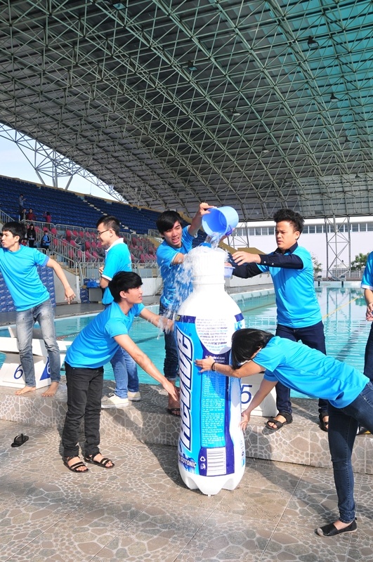 Nhiệm vụ của người chơi là đổ đầy nước vào chiếc chai khổng lồ đã bị đục lỗ xung quanh sao cho quả bóng bên trong nổi lên mặt nước.