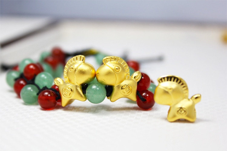 Vong tay handmade dat tien dat khach dip giap Tet hinh anh