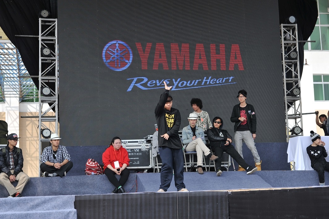 Đặc biệt, trong thành phần ban giám khảo có sự xuất hiện của một cái tên không còn xa lạ gì với giới Hip hop Việt Nam nói chung và Hà Nội nói riêng. Đó là Linh 3T – chàng trưởng nhóm cực cool của nhóm SINE đình đám Hà thành, đại diện duy nhất của Việt Nam tham gia và ẵm giải 3 cuộc thi B-Boy thế giới Battle of the Year. Cùng với 2 giám khảo khác là Lâm Sedechu và Mạnh Boon, Linh 3T tỏ ra rất hào hứng với những màn trình diễn hấp dẫn và chuyên nghiệp đến khó tin đến từ các thí sinh.