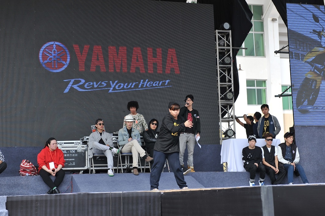 Trong ngày đầu tiên của cuộc thi, hàng trăm khán giả thủ đô đã có mặt để chiêm ngưỡng và cổ vũ cho những thí sinh tài năng thi đấu hết mình.