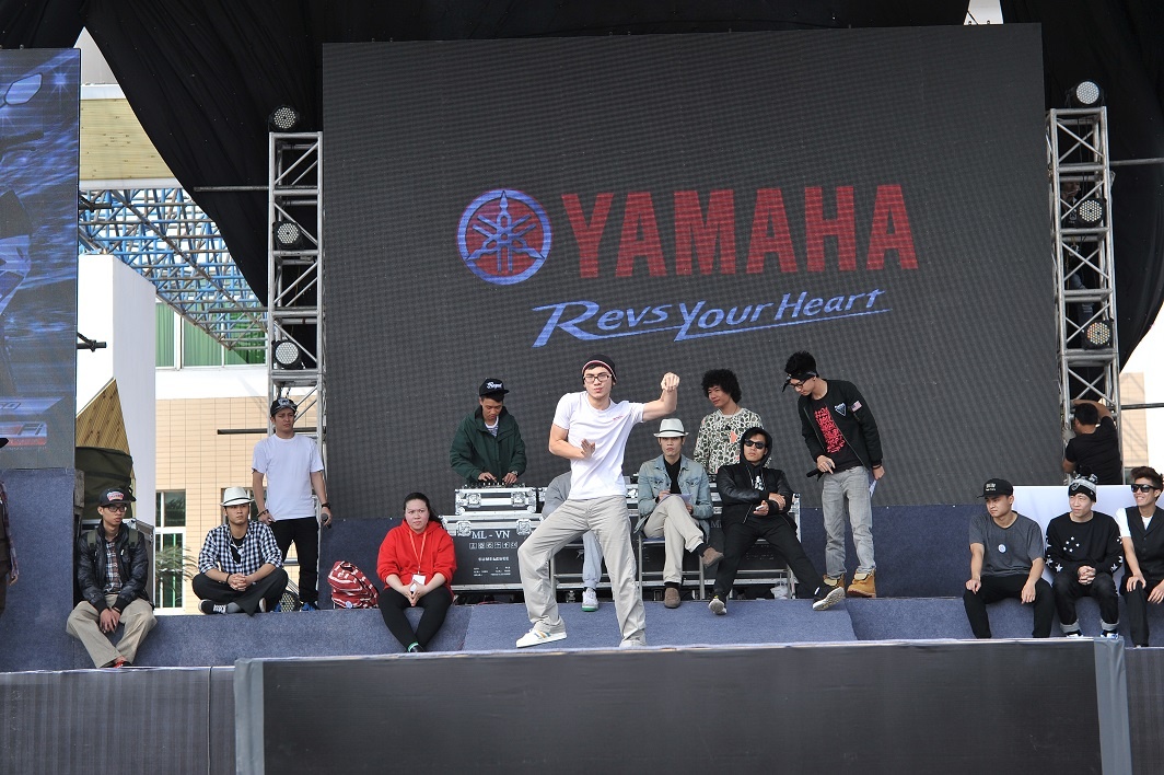 Bạn Lê Tố Anh (20t, sinh viên Đại học Ngoại thương) hào hứng chia sẻ: “Mình thấy các phần thi đều rất hay và có sự đầu tư về vũ đạo, cho thấy kỹ năng của các bạn thí sinh khá là đáng nể”.