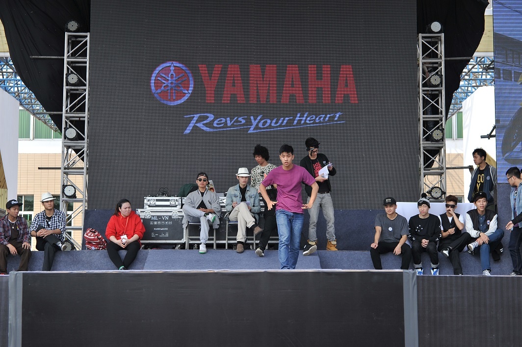 Bạn Lê Hùng (học sinh THPT Việt Đức) tỏ ra phấn khích: “Xem các tiết mục rất đã mắt, ngày mai mình nhất định qua xem nốt chung kết cho thỏa mãn”. 