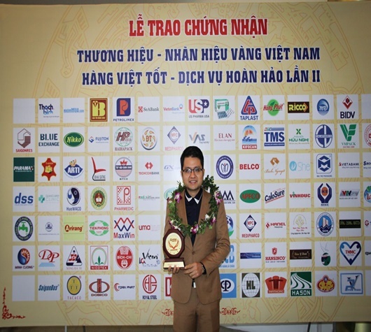 Ông Võ Hoàng Anh - Giám đốc truyền thông Đăng Quang Watch, vinh dự nhận giải thưởng.