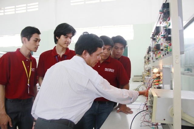 Sinh viên HUTECH được chú trọng đào tạo thực hành, thực tài.