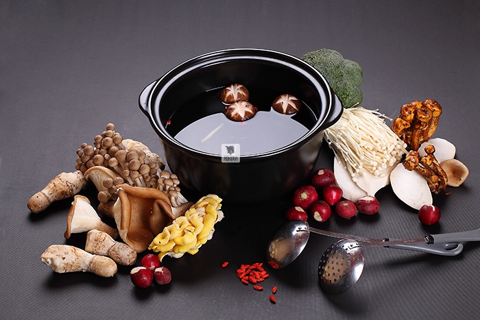 Ninh xương sau 48 tiếng, đầu bếp của Ashima nâng vị ngọt tươi mát của canh nấm đặc biệt để loại nước dùng này quyện với vị đậm đà mà mát dịu của các loại nấm quý, kỷ tử, táo đỏ và đẳng xâm và thuốc bắc.