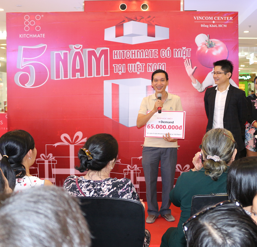 Anh Lê Đình Hoàng (áo vàng) bày tỏ cảm nghĩ của mình khi trở thành khách hàng may mắn nhất trúng giải đặc biệt của chương trình.