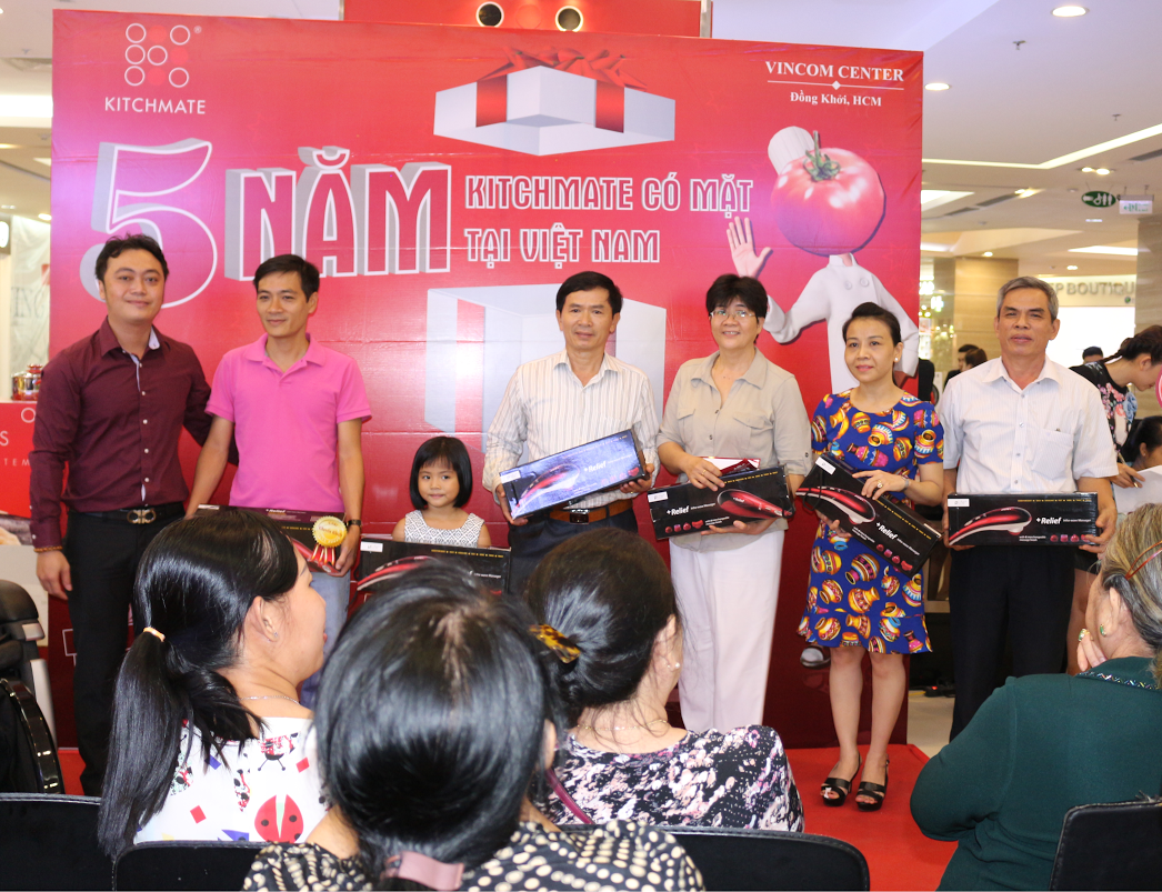 Anh Nguyễn Thành Phúc (áo đỏ, ngoài cùng bên trái) - Quản lý kinh doanh chi nhánh TP.HCM trao giải thưởng cho các khách hàng trúng giải khuyến khích.