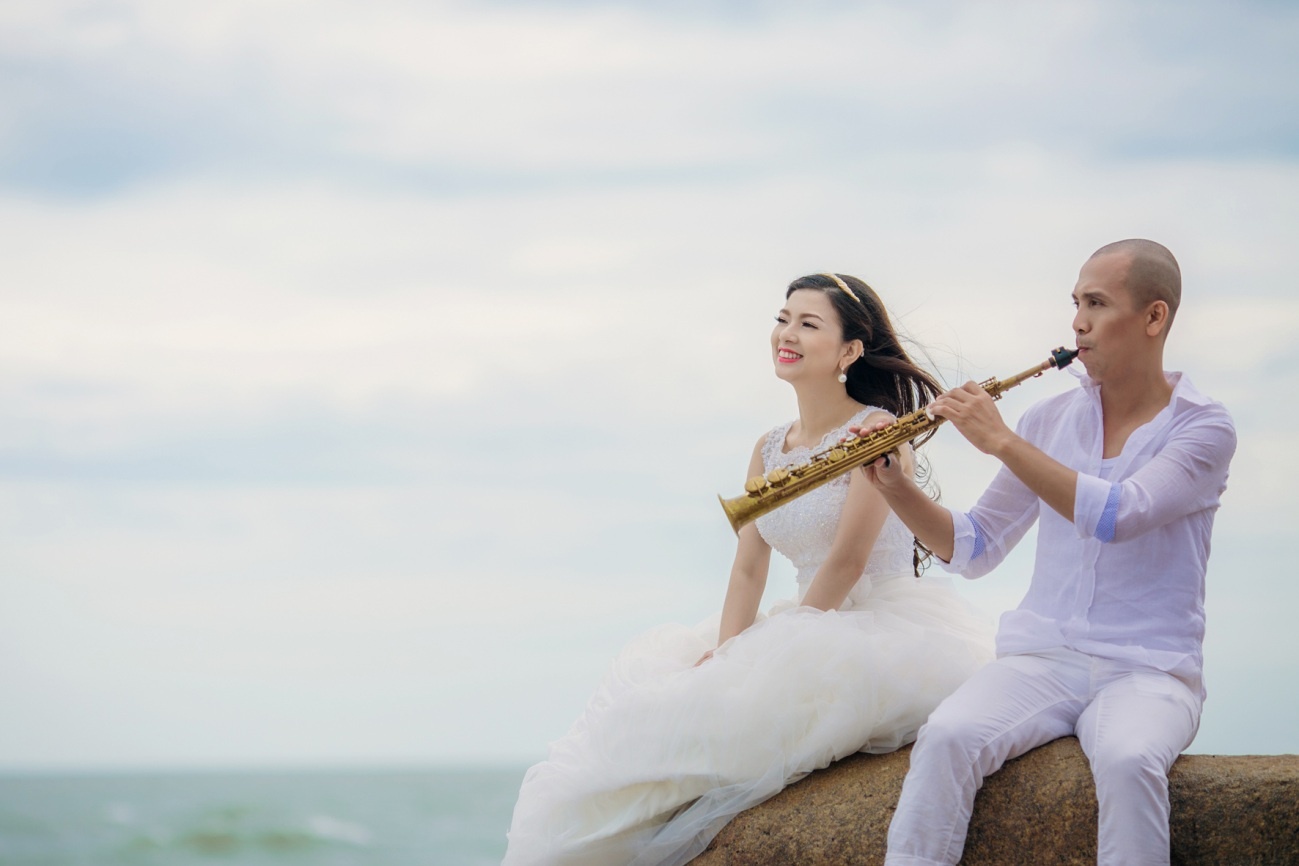 Ngày Valentine sắp đến, với mong ước mang đến một bản ballat ngọt ngào cho những đôi lứa đang yêu đặc biệt là đối với những bạn tiến đến ngưỡng cửa hôn nhân, Phạm Thanh Thảo chọn lựa ca khúc Chiếc nhẫn như món quà cưới ý nghĩa cho mọi người. Để tăng thêm chất lãng mạn ngọt ngào vốn có của ca khúc, Phạm Thanh Thảo đã kết hợp cùng tiếng kèn saxophone của nghệ sĩ Minh Tâm Bùi càng thổi bùng lên hơn nữa những giai điệu du dương lãng mạn.