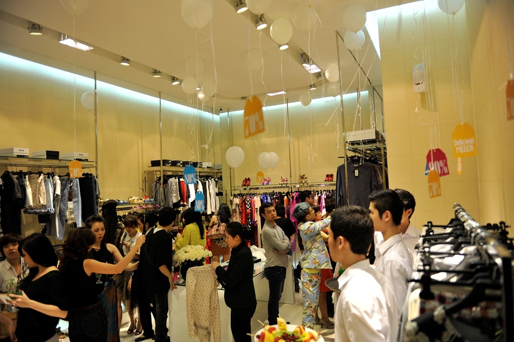 Thoi trang Bon Mua Clearance Sale - sieu giam gia hang hieu hinh anh