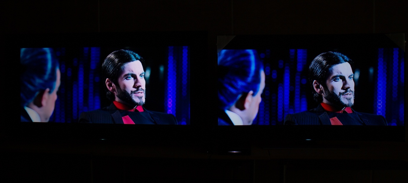 Khi upscale tín hiệu HD720, TV Sony 4K (bên trái) cho màu sắc nổi bật nhờ màn hình Triluminos. Làn da nhân vật hồng hào, ít nhiễu, chi tiết vùng tối cũng rõ nét hơn nhờ chip xử lý 4K X-Reality PRO.