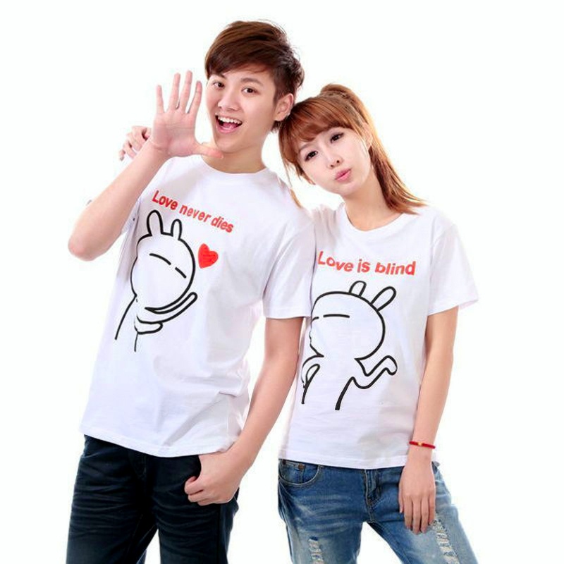 Những khẩu hiệu ấn tượng không chỉ là điểm nhấn cho set đồ đôi mà còn góp phần quan trọng trong việc khẳng định cá tính và chất lãng mạn riêng của các cặp đôi dịp Valentine.