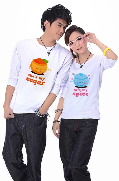 Bằng cách kết hợp đối xứng các thông điệp, đồ đôi trở thành phương tiện hiệu quả giúp bạn trẻ thể hiện tình yêu dành cho đối phương.