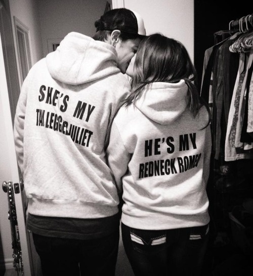 Xu hướng áo ghép khẩu hiệu khi đứng cạnh nhau cũng giúp khẳng định người còn lại là mảnh ghép không thể thiếu của bạn.