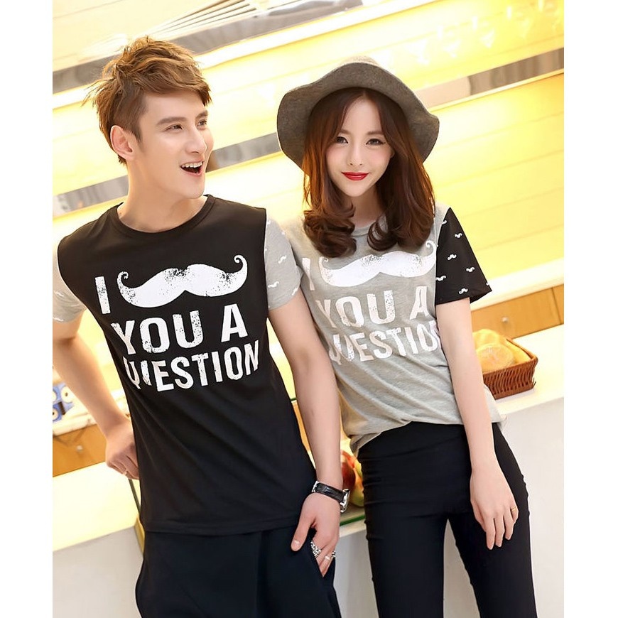 Cùng truyền tải một thông điệp nhưng sự đối lập về màu sắc áo đôi giúp bạn trẻ dễ dàng thể hiện cá tính riêng, tạo nên set đồ phong cách và hợp thời trang.