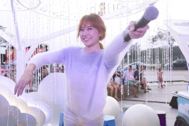 Hari Won bat mi ke hoach dam cuoi trong buoi hop fan hinh anh