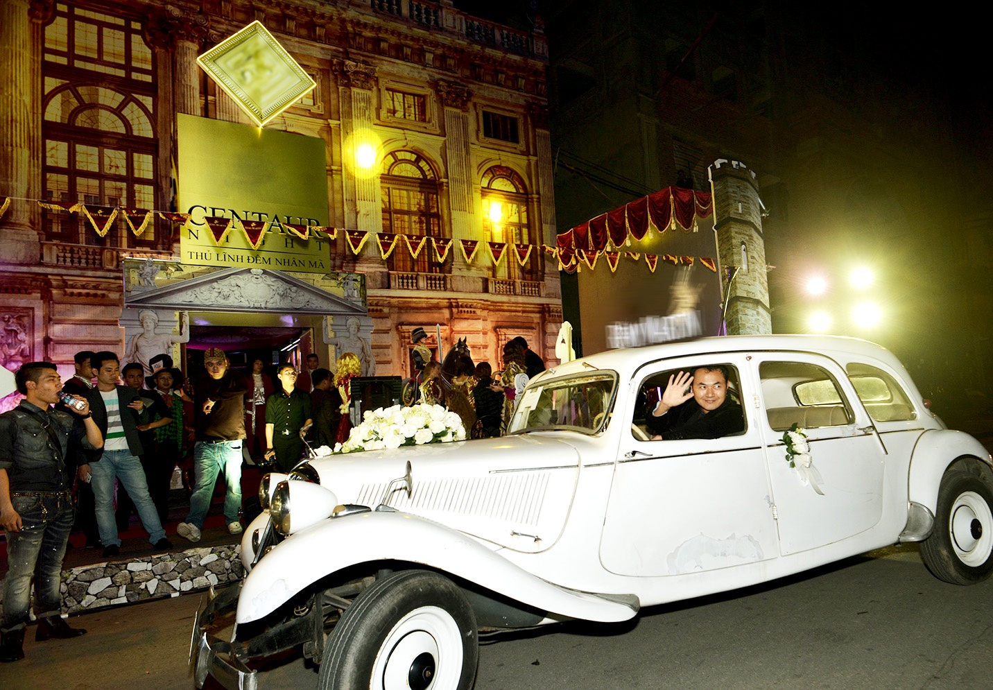 Dam Vinh Hung, Le Quyen hoa quy toc sang trong hinh anh