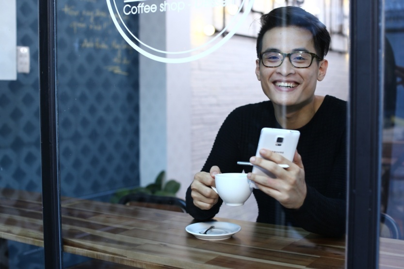 Hà Anh Tuấn thường xuyên kết nối với người hâm mộ trên facebook bằng chiếc smartohone của mình.