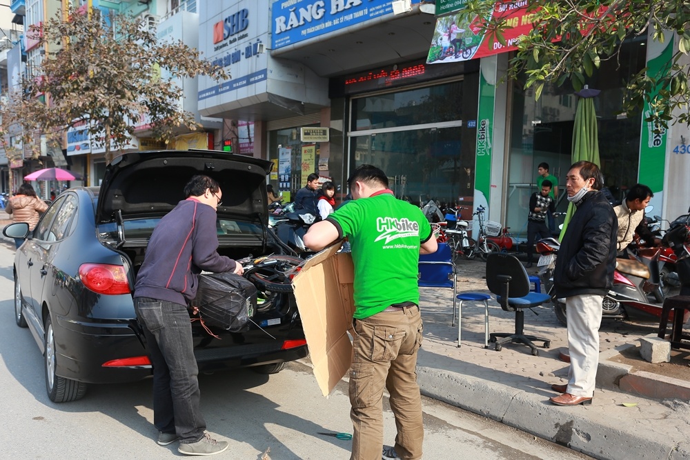 Phụ huynh đi “xế hộp” đến mua “xế điện” cho con.