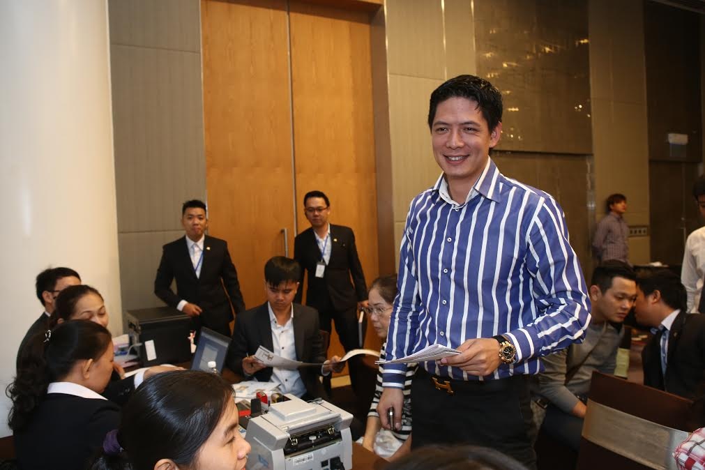 Binh Minh tau nha cho 2 con gai hinh anh