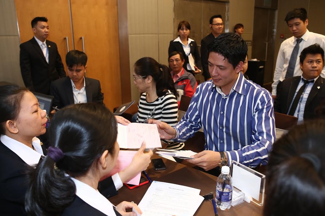 Bình Minh tỏ ra rất thích thú và hào hứng khi được tư vấn viên giới thiệu khá chi tiết về căn hộ có giá trị hơn 2 tỷ mà anh có ý định muốn mua nhà cho 2 cô con gái nhỏ của mình.