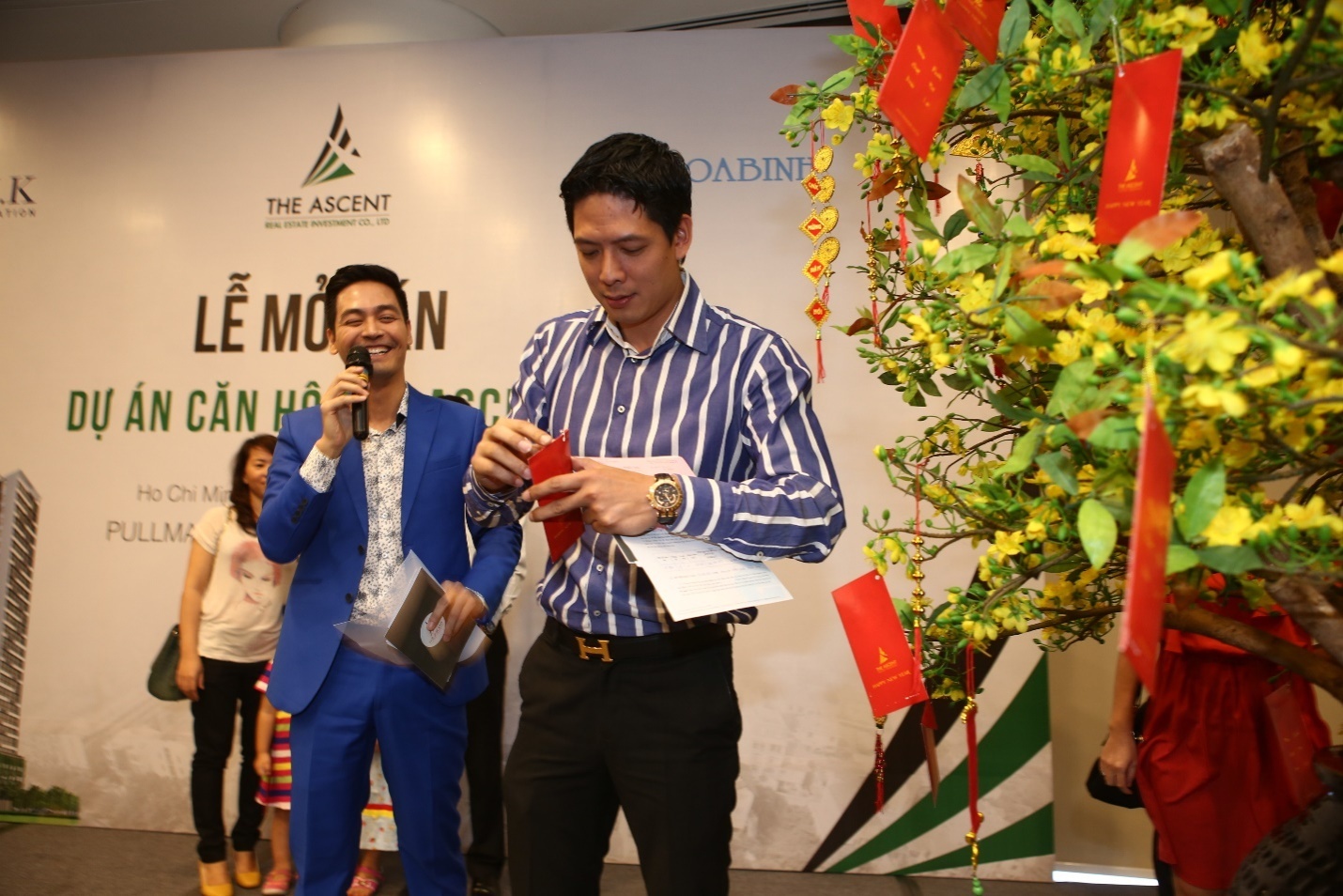 Bình Minh được MC Phan Anh mời lên hái lộc của chương trình.