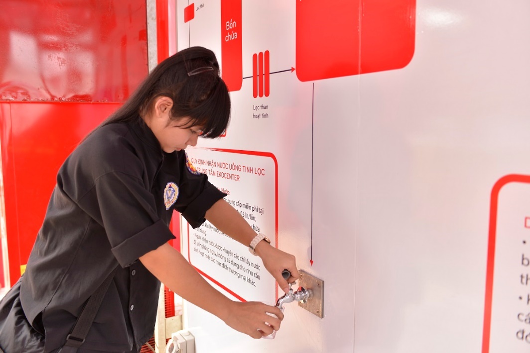 Thanh thiếu niên uống nước tinh lọc tại Trung tâm hỗ trợ cộng đồng EKOCENTER sau khi tập thể dục thể thao.