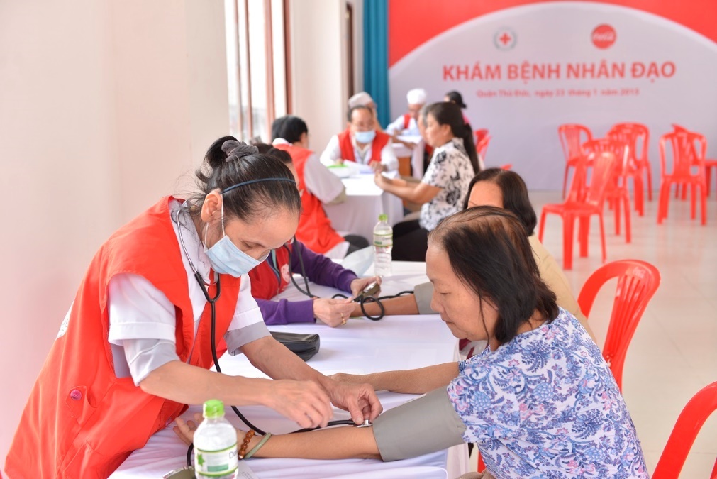 Hàng trăm người dân phường Linh Trung đã đến khám và được phát thuốc tại nhà sinh hoạt cộng đồng của Trung tâm hỗ trợ cộng đồng EKOCENTER quận Thủ Đức.