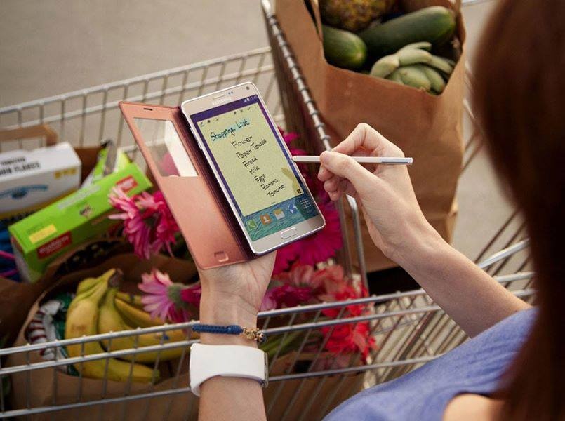 Chiếc smartphone là bạn đồng hành đắc lực dành cho cha mẹ trong cuộc sống hàng ngày .