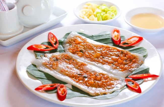 Bánh nậm với sự kết hợp giữa màu trắng ngoài vỏ và màu cam của nhân, đi kèm nước chấm pha rất vừa miệng.