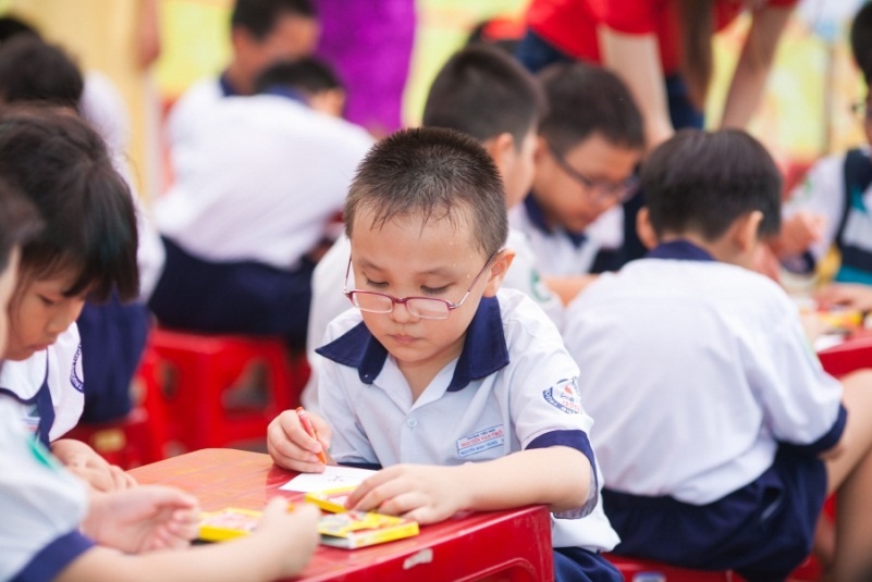 Học sinh trường tiểu học Nguyễn Văn Trỗi (TP HCM) say mê vẽ vé Tết.