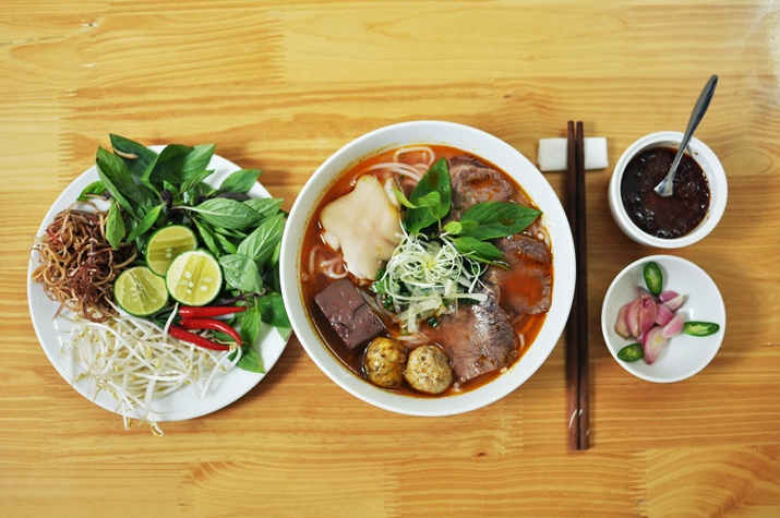 Kham pha huong vi me hoac cua Bun bo Hue tai Bun Viet hinh anh