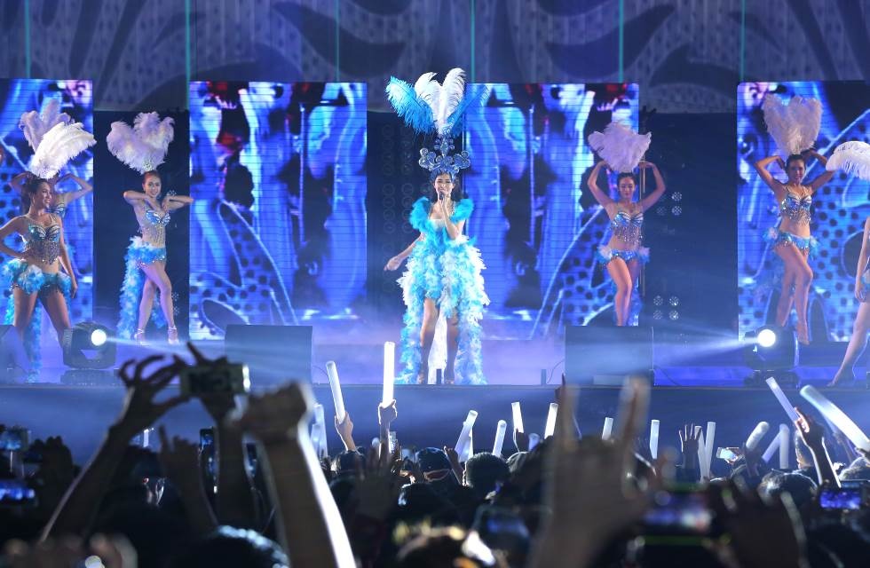 Khán giả Đà Nẵng không giấu được niềm phấn khích khi được nghe “công chúa dance” Đông Nhi trình diễn trong một sân khấu lộng lẫy và ngập tràn ánh sáng.