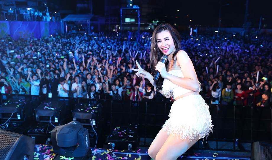 Nữ ca sĩ không quên ghi lại khoảnh khắc tỏa sáng trước hàng ngàn khán giả.