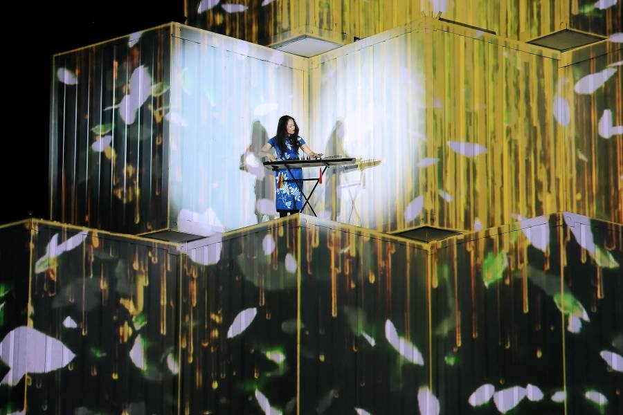 Thành viên nhóm Mặt Trời Đỏ trình diễn ở độ cao hơn 10m