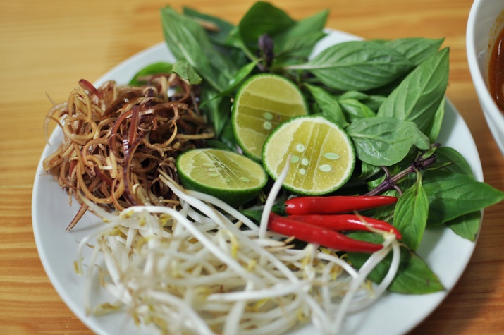Rau thơm các loại đầy đủ khiến cho tô bún bò Huế thêm đậm đà.