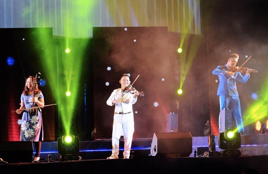 Với tinh thần sáng tạo vượt giới hạn, nhạc sĩ Hồ Hoài Anh đã đưa các nhạc cụ truyền thống đến với chương trình âm nhạc của giới trẻ, trong sự giao thoa đầy ngẫu hứng với các nhạc cụ hiện đại phương Tây.