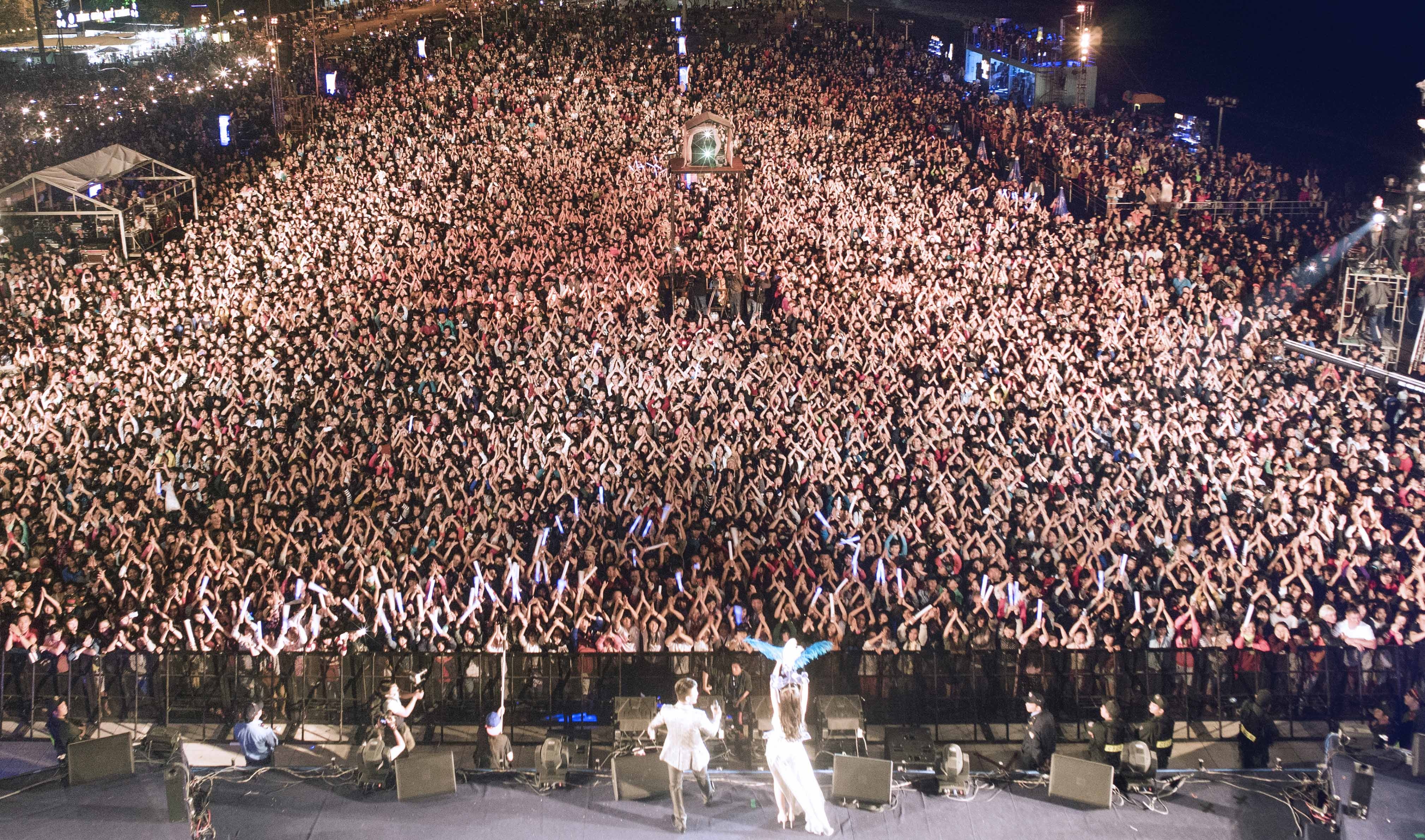 Không khí lạnh dường như không ngăn được tinh thần hứng khởi của các khán giả thành phố biển miền Trung. 