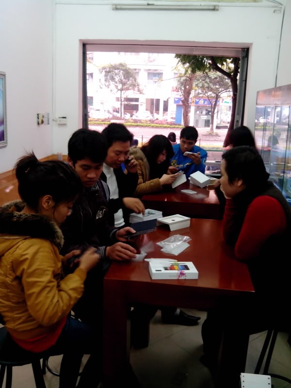 Cảnh tấp nập mua bán tại một showroom Hà Nội.