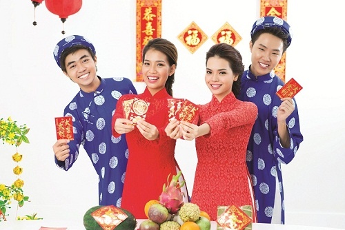 Phong tục hái lộc và lì xì ngày Tết được Zalo biến tấu trong chương trình Hái linh chi đón xuân.