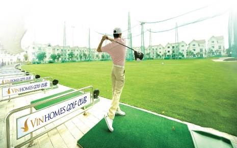 … đến sân tập golf đẳng cấp…