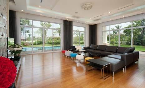 Nội thất sang trọng, không gian thoáng đãng giúp gia chủ được tự do hòa mình vào không gian thiên nhiên khoáng đạt. Đây là một trong những điểm hấp dẫn tại đây.