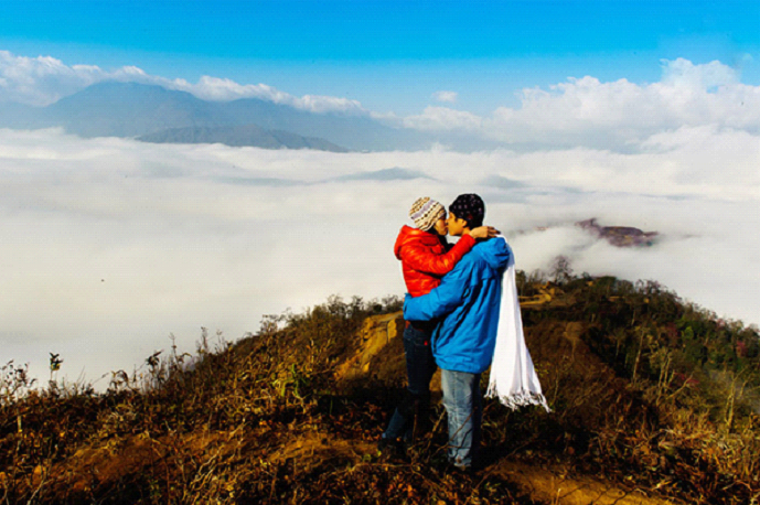 Một đôi bạn trẻ cùng chung sở thích phượt đã lên đường “săn mây” trên Y Tý. Thành quả là bộ ảnh “Nụ hôn giữa thiên đường mây Y Tý” hòa tình yêu của họ vào đất trời, khiến bao người ngưỡng mộ.