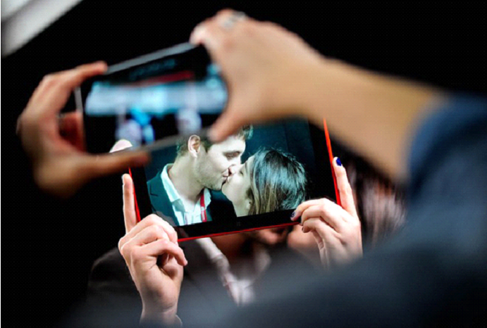 Các thiết bị di động đình đám tại Hội nghị MWC 2014 đã có dịp trổ tài khi thi nhau lưu giữ lại khoảnh khắc một cặp đôi trao nhau nụ hôn ngọt ngào.