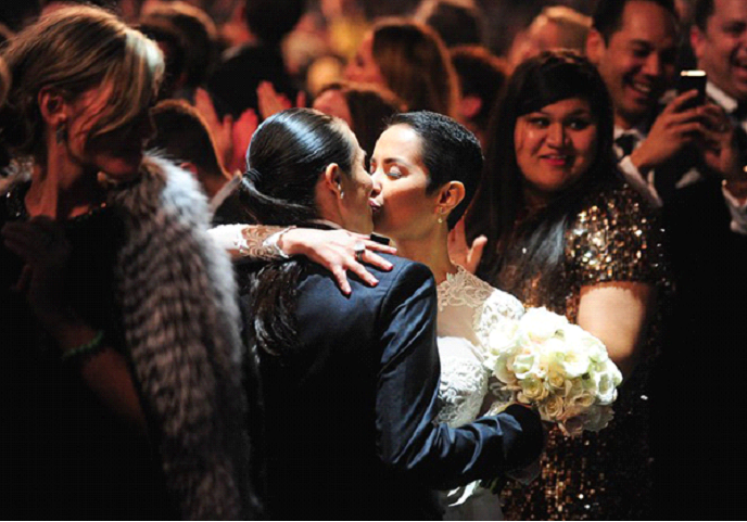 Những cặp đôi hôn nhau trong một sự kiện đám cưới đồng tính tập thể diễn ra ở thành phố Los Angeles ngày 26/1.