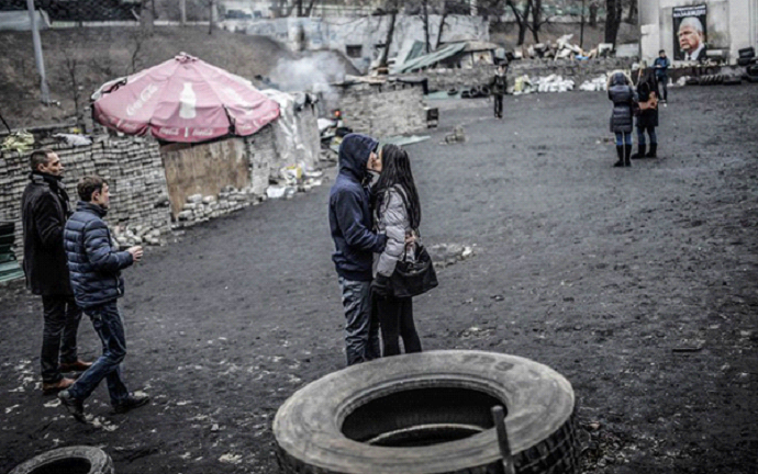 “Make love, Not War” – một nụ hôn yêu ngay cạnh chốt quân sự thủ đô Kiev của Ukraine.