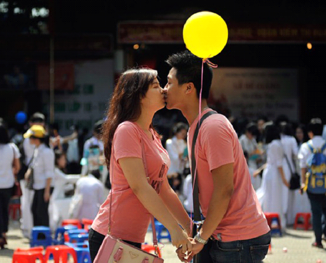Không chỉ trên thế giới mới có những nụ hôn ấn tượng, giới trẻ Việt cũng được vài phen bị “đốn tim” bởi những khoảnh khắc  hôn nhau ngẫu nhiên được ghi lại của các bạn trẻ. Một cặp đôi ghi lại dấu ấn ngày chia tay mái trường Trần Phú (Hà Nội) bằng nụ hôn trong sáng kỉ niệm gần 3 năm mối tình cấp 3 của mình.