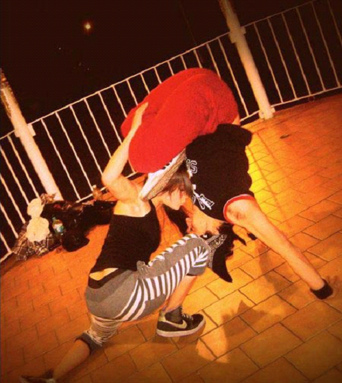 Nụ hôn “nhào lộn” ấn tượng của một đôi bạn trẻ yêu bộ môn Hip-Hop.