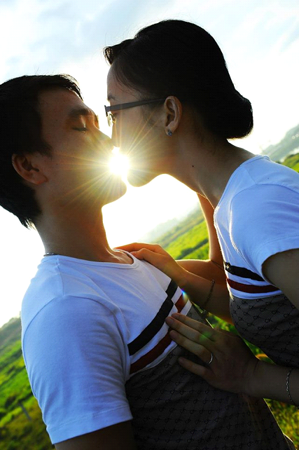 Nụ hôn của một đôi bạn trẻ, lúc thì “sáng bừng” …