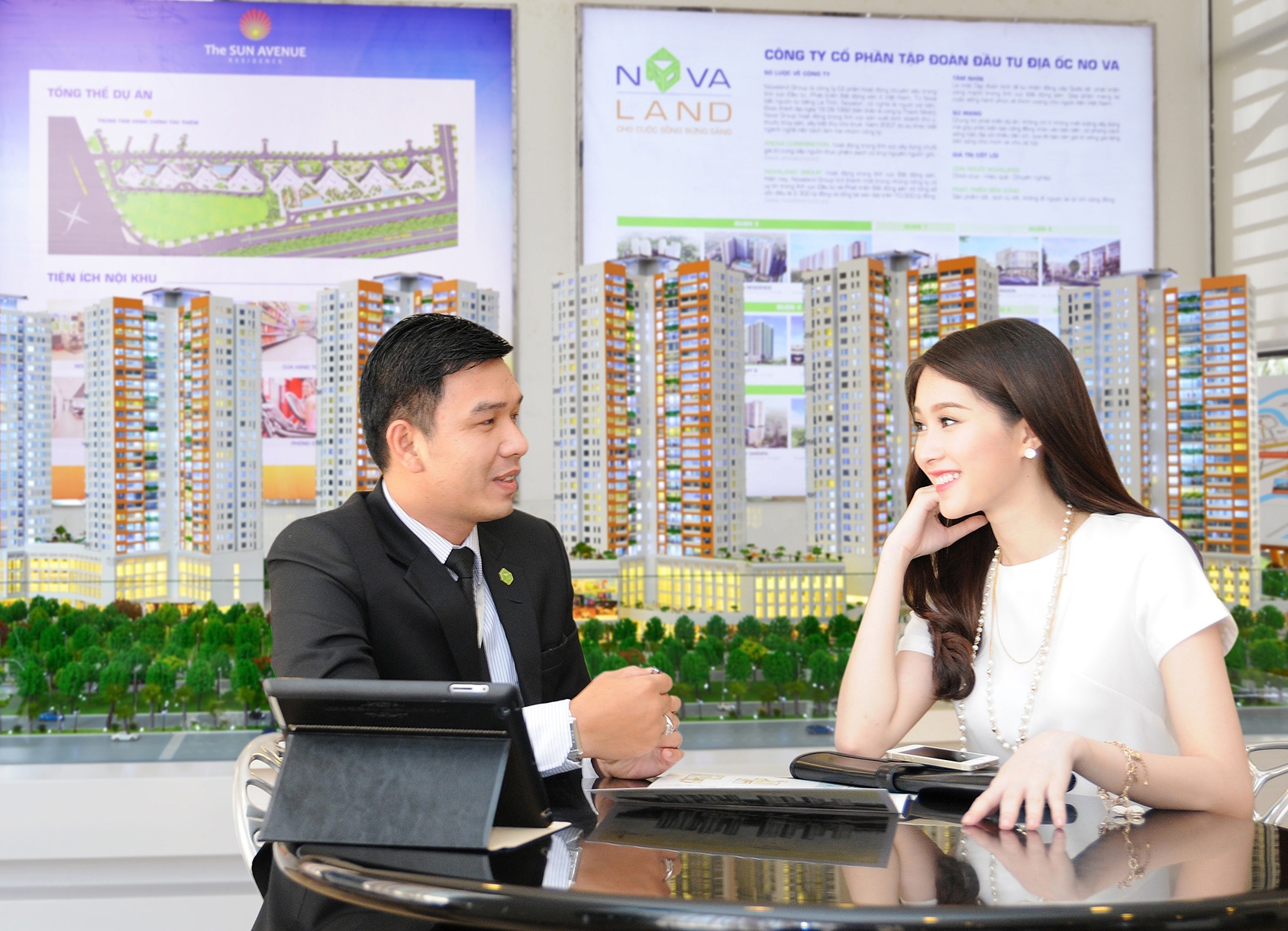 Sau khi tham quan và khảo sát, Hoa hậu quyết định mua căn hộ The Sun Avenue của Tập đoàn Novaland tại khu đô thị Thủ Thiêm, quận 2, TP.HCM. Lý do thuyết phục cô là không gian sống thoáng mát, thiết kế hiện đại cùng nhiều tiện ích đi kèm của khu đô thị này.